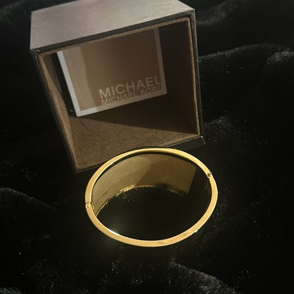 Michael Kors gold bracelet with card and box. Worn only once. - Picture 3 of 4